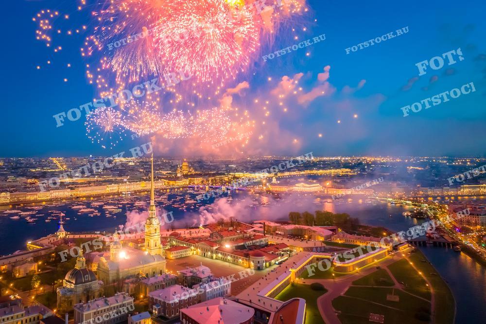 Эта фотография захватывает великолепный фейерверк над Петропавловской крепостью в Санкт-Петербурге. Волшебный свет огней раскрашивает ночное небо и отражается в водах Невы, а город под светом салютов кажется волшебным и торжественным. Такой кадр идеален для тематических публикаций, связанных с празднованием городских мероприятий, для иллюстрации культурных фестивалей или как символ праздничной атмосферы в Санкт-Петербурге.